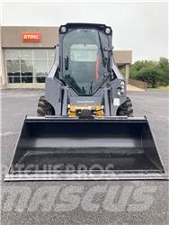 John Deere 318G Smykem řízené nakladače