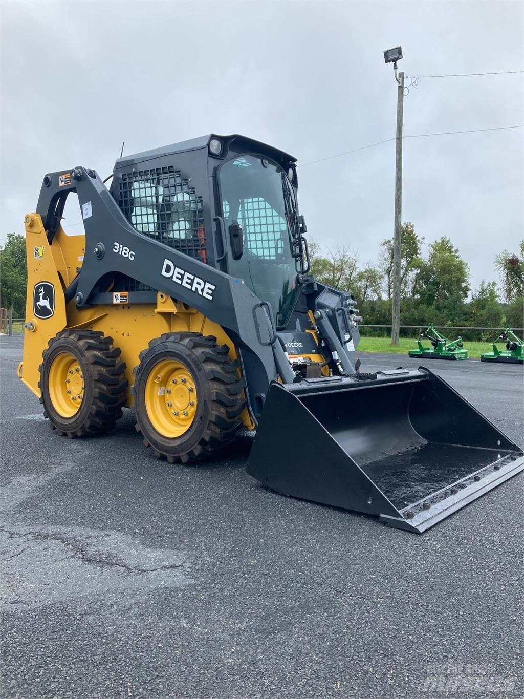 John Deere 318G Smykem řízené nakladače