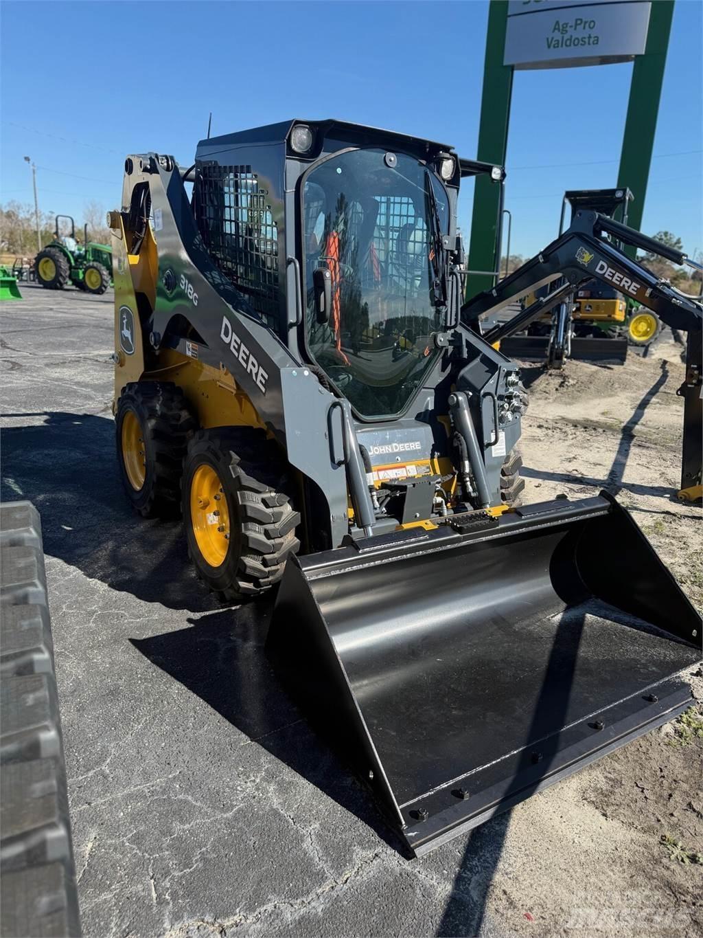 John Deere 318G Smykem řízené nakladače