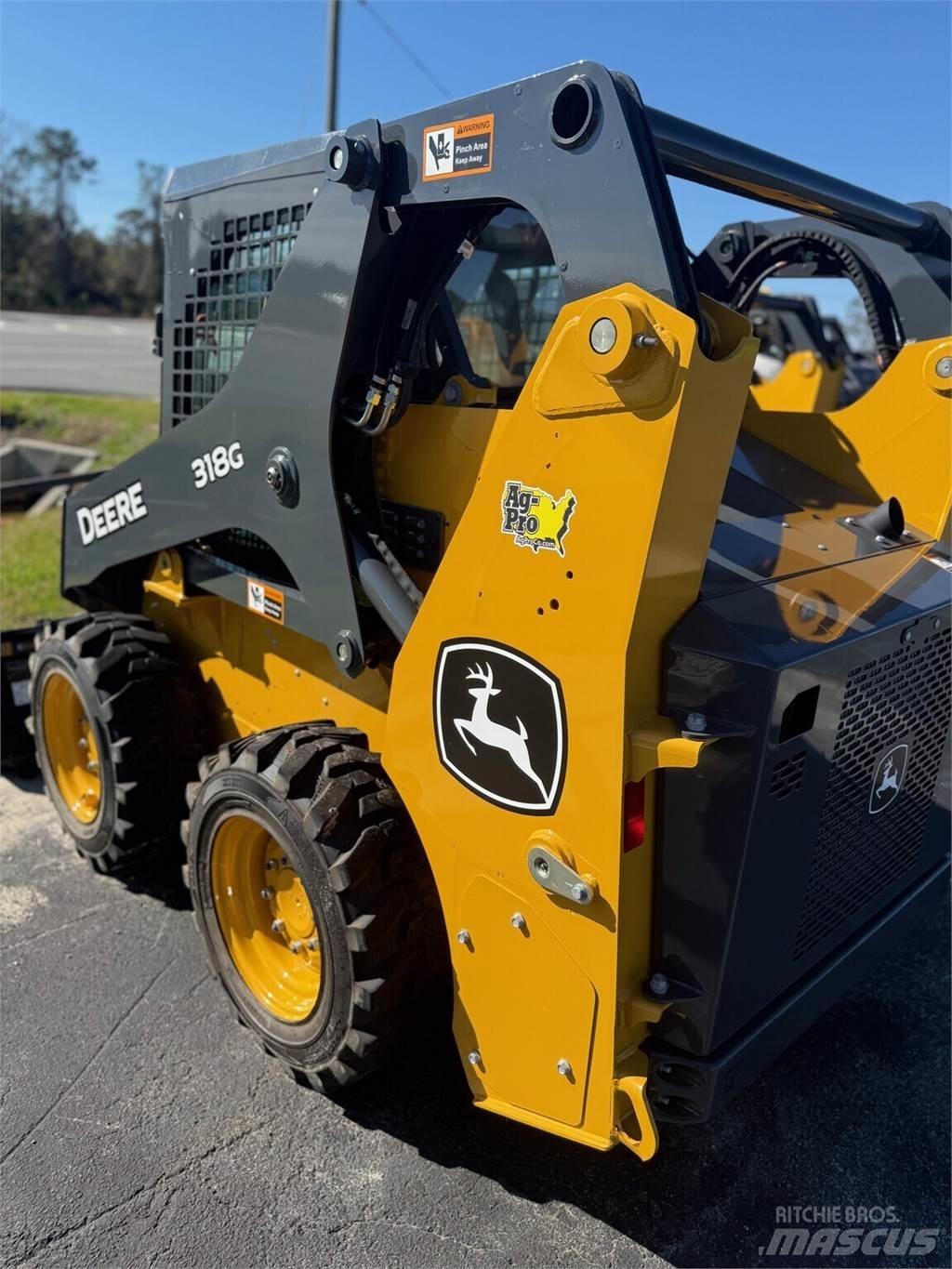 John Deere 318G Smykem řízené nakladače