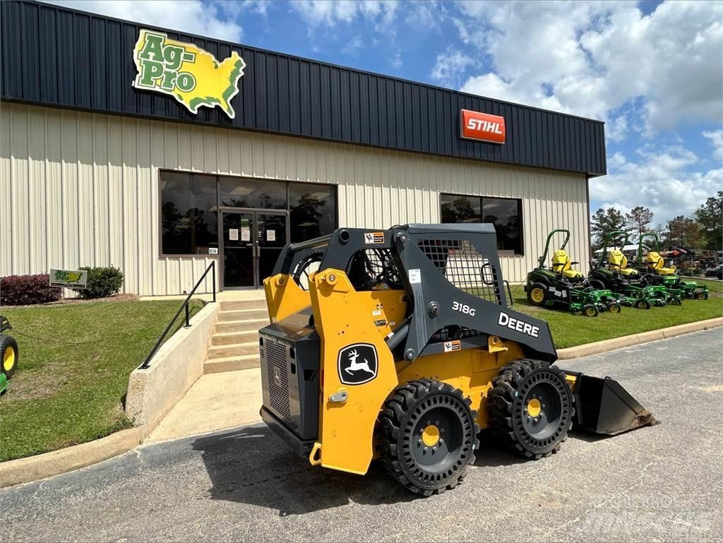 John Deere 318G Smykem řízené nakladače