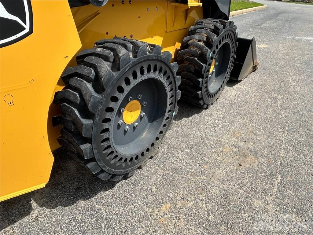 John Deere 318G Smykem řízené nakladače