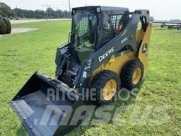John Deere 318G Smykem řízené nakladače
