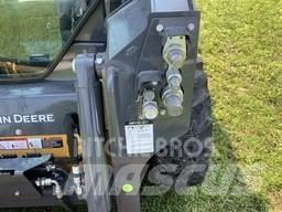 John Deere 318G Smykem řízené nakladače