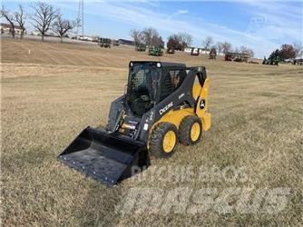 John Deere 318G Smykem řízené nakladače