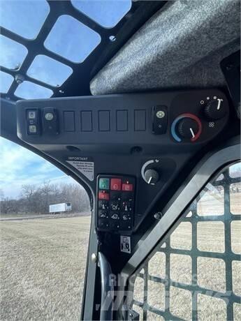 John Deere 318G Smykem řízené nakladače