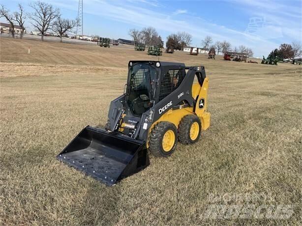 John Deere 318G Smykem řízené nakladače
