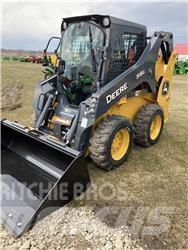 John Deere 318G Smykem řízené nakladače