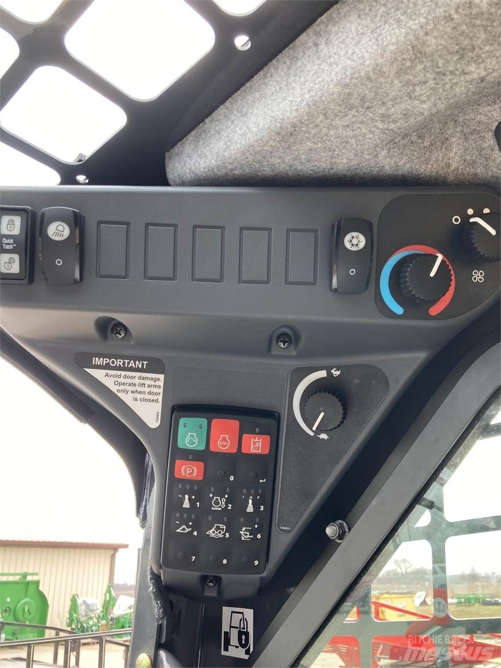 John Deere 318G Smykem řízené nakladače
