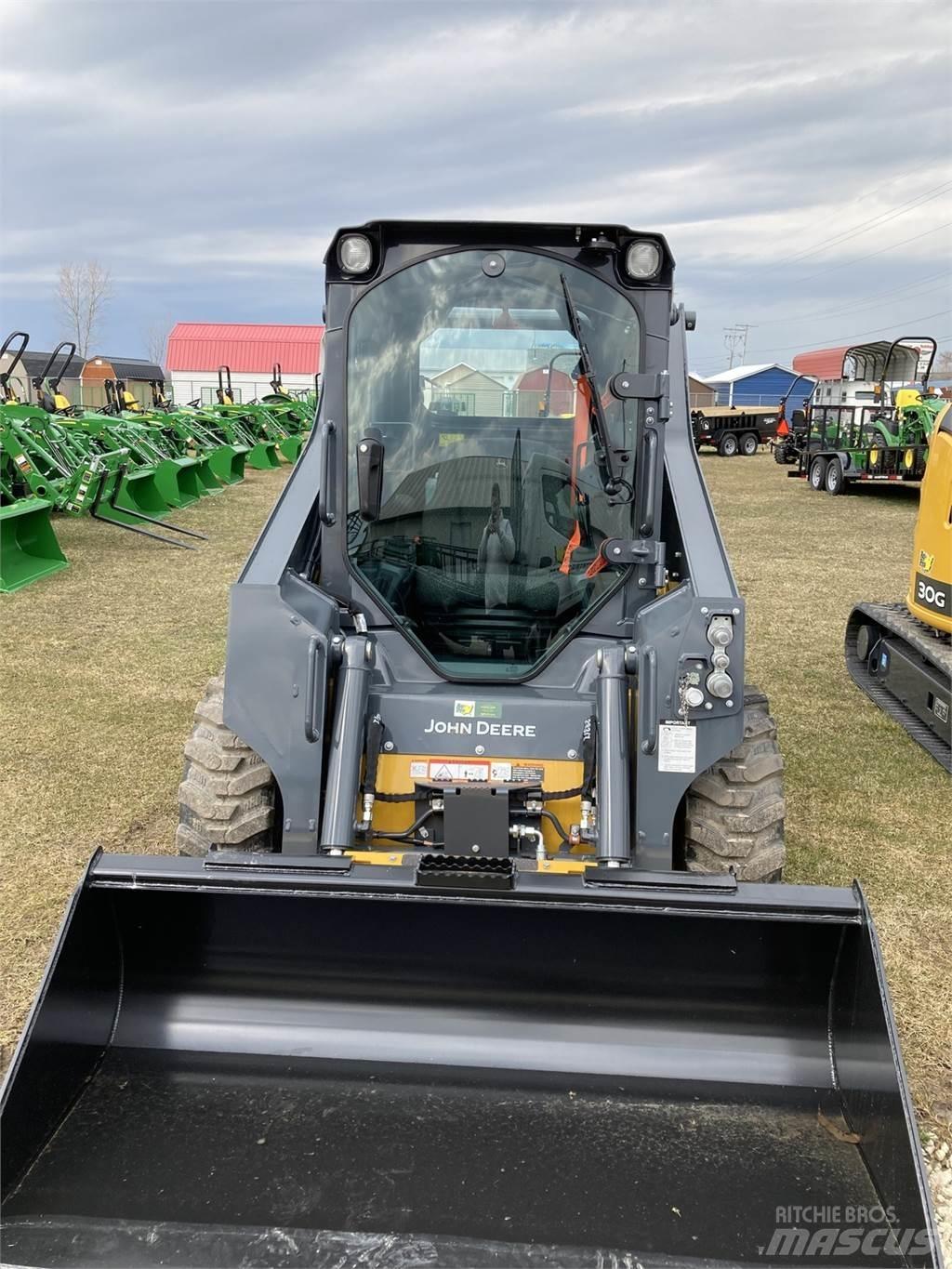 John Deere 318G Smykem řízené nakladače