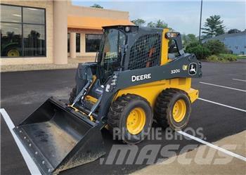 John Deere 320G Smykem řízené nakladače