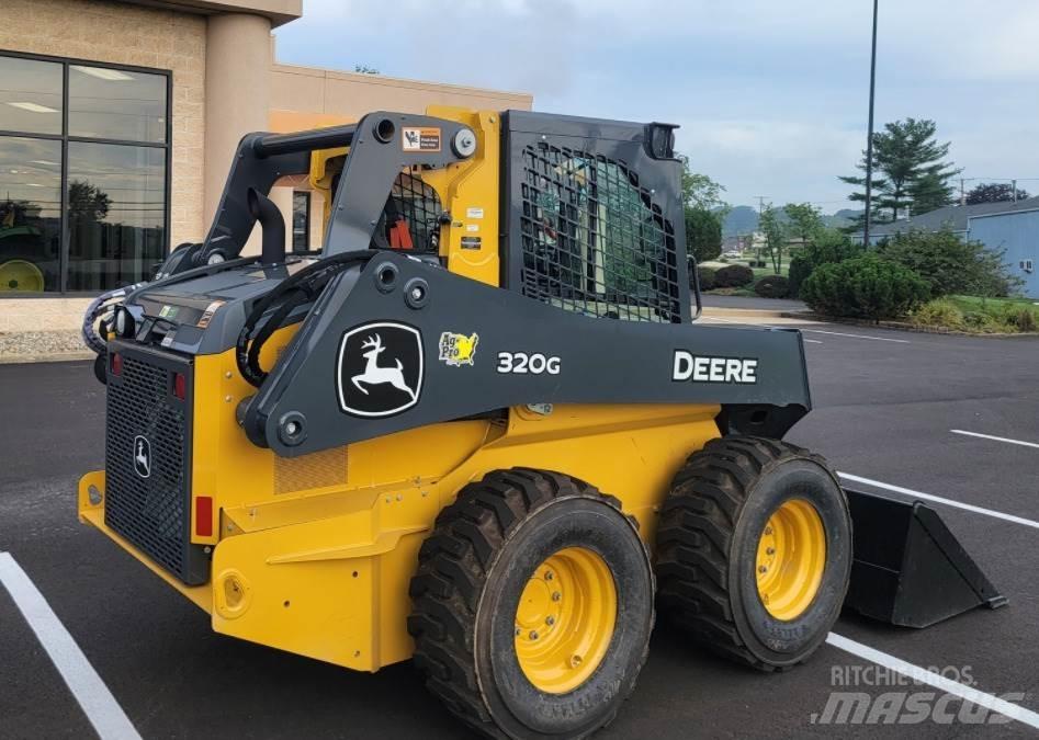 John Deere 320G Smykem řízené nakladače