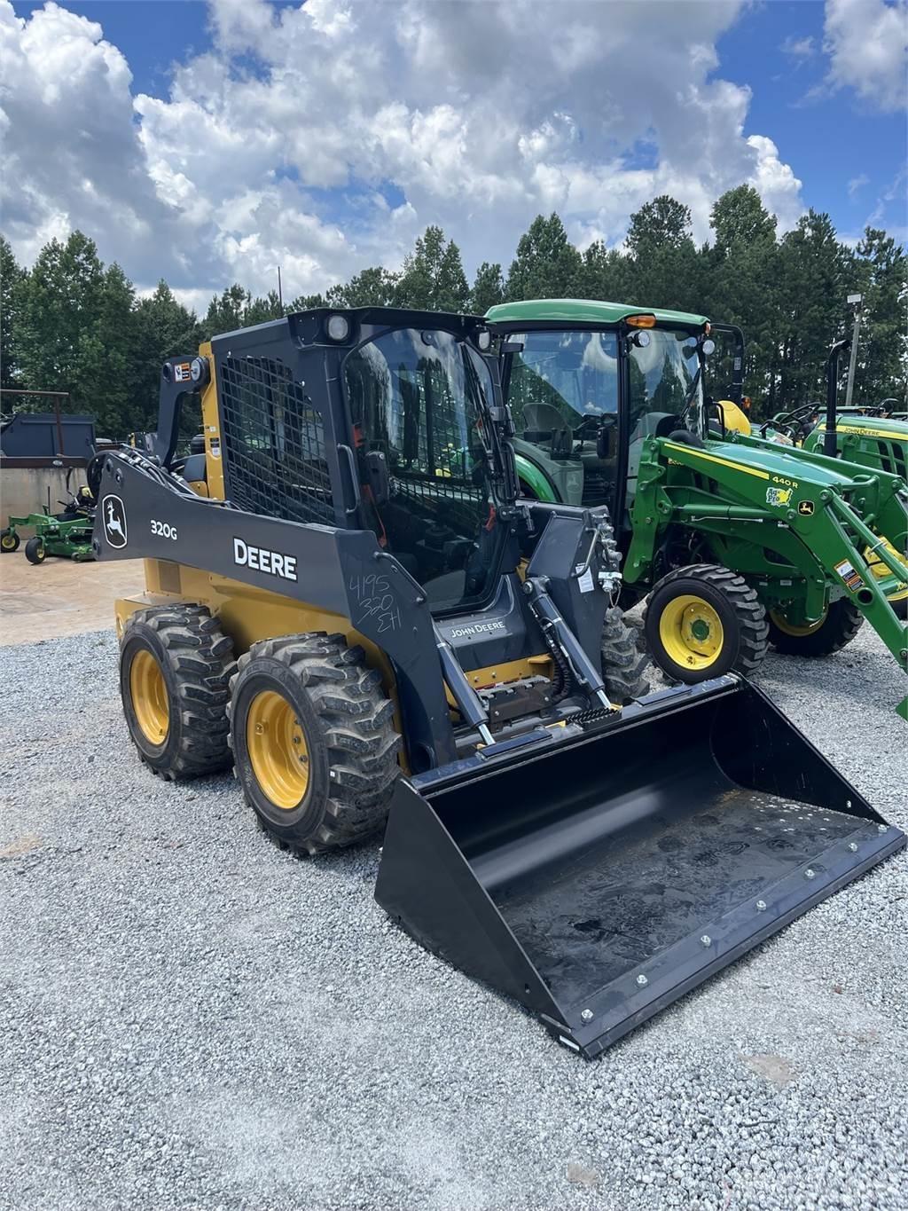 John Deere 320G Smykem řízené nakladače