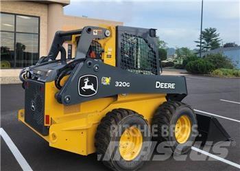 John Deere 320G Smykem řízené nakladače