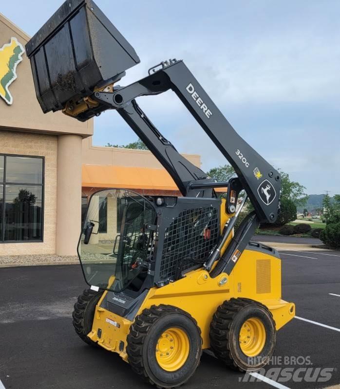 John Deere 320G Smykem řízené nakladače