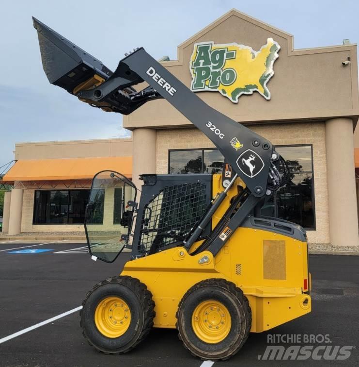 John Deere 320G Smykem řízené nakladače