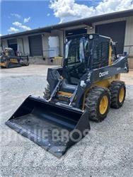 John Deere 320G Smykem řízené nakladače