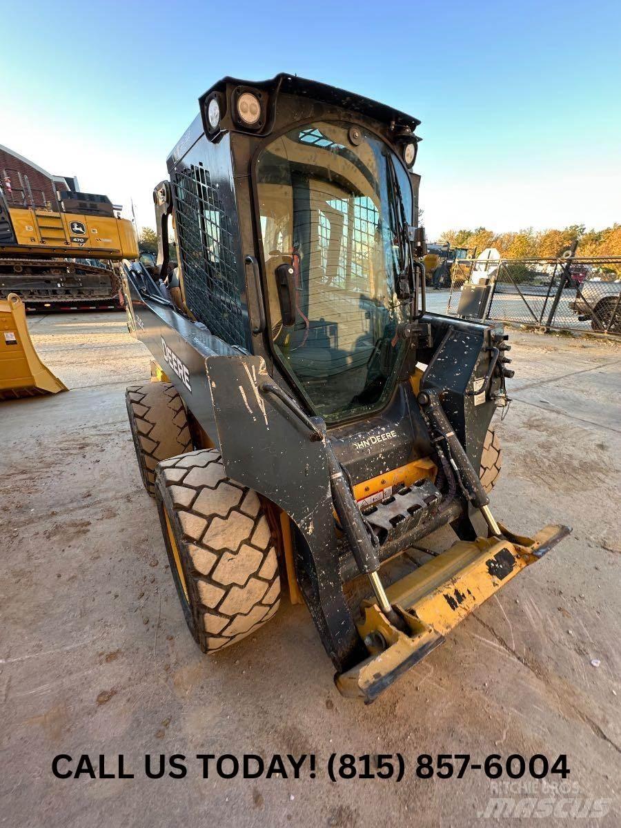 John Deere 320G Smykem řízené nakladače