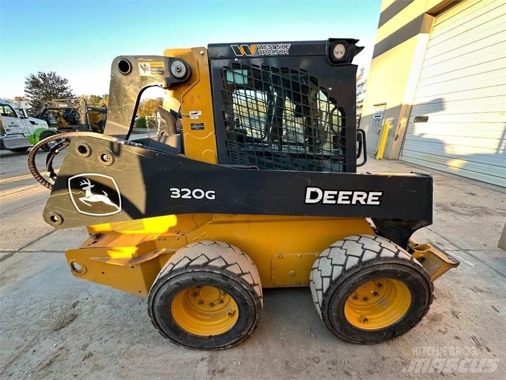 John Deere 320G Smykem řízené nakladače