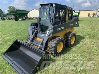 John Deere 320G Smykem řízené nakladače
