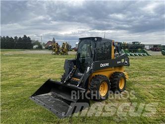John Deere 324G Smykem řízené nakladače