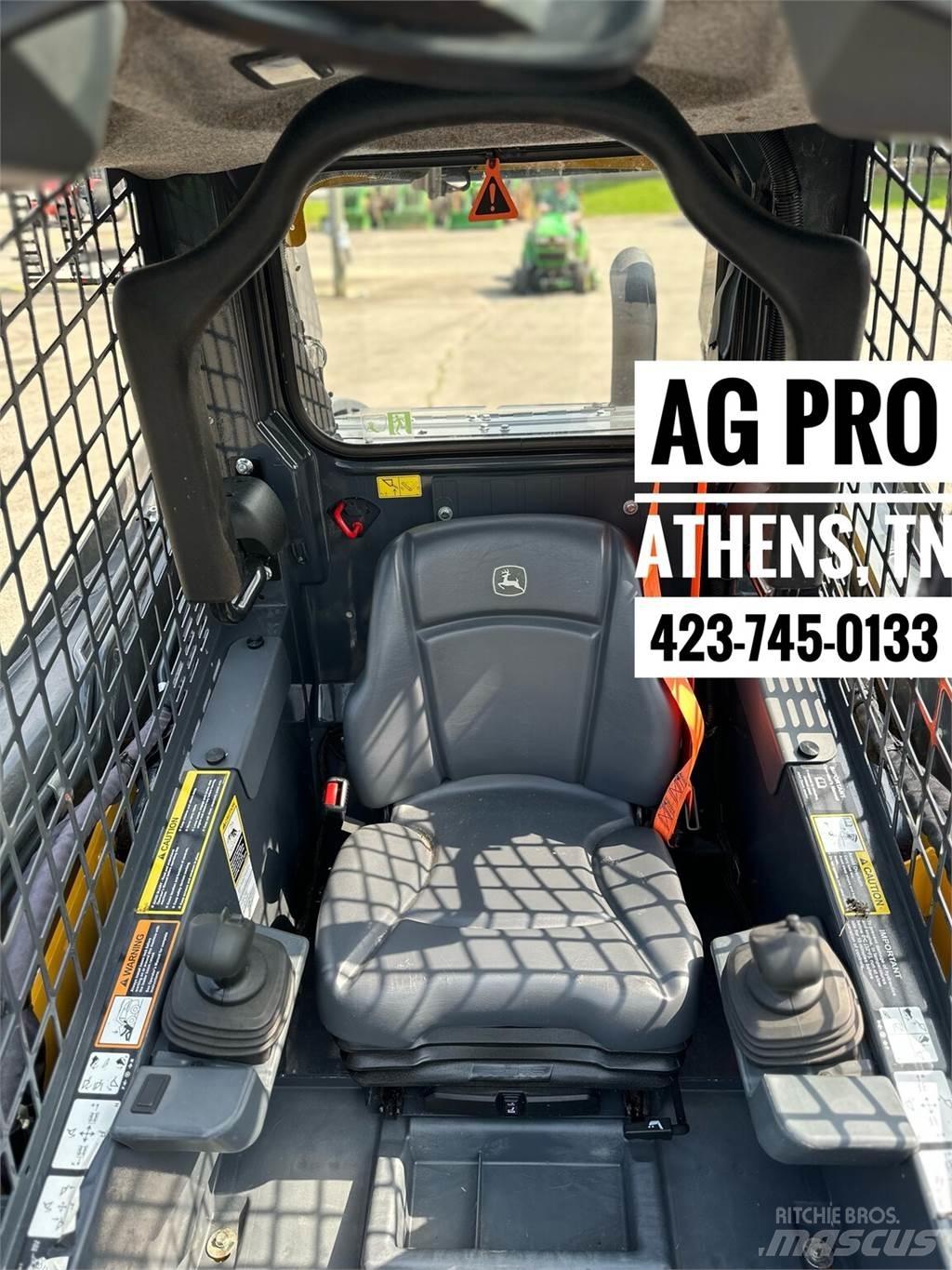 John Deere 324G Smykem řízené nakladače
