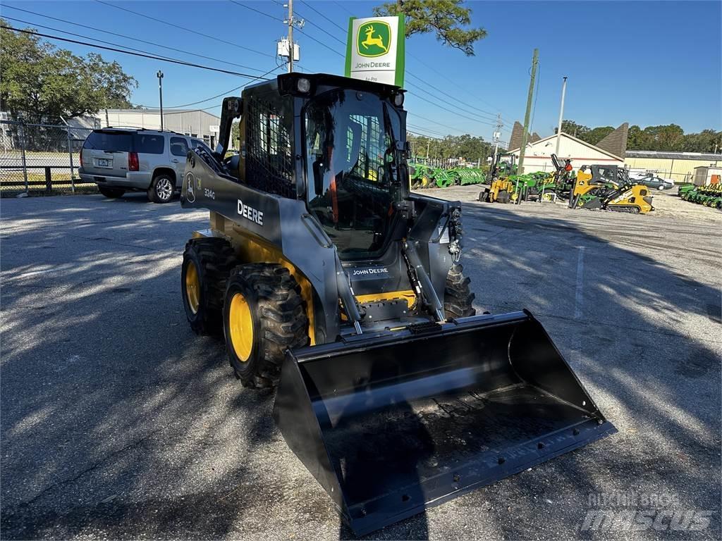 John Deere 324G Smykem řízené nakladače