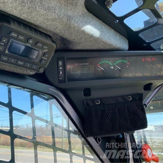 John Deere 324G Smykem řízené nakladače