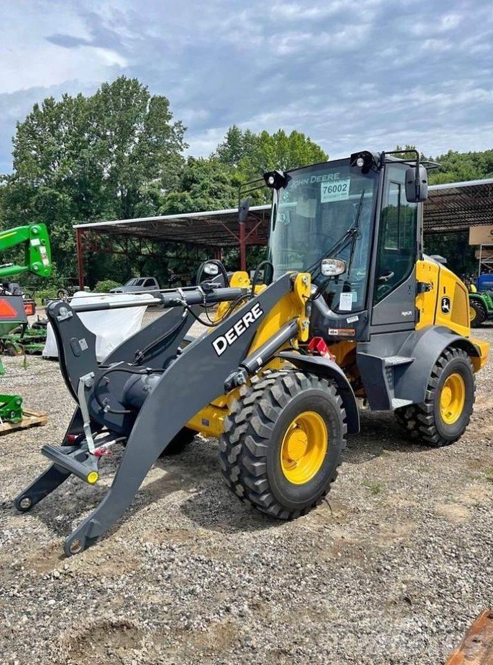 John Deere 324P Kolové nakladače