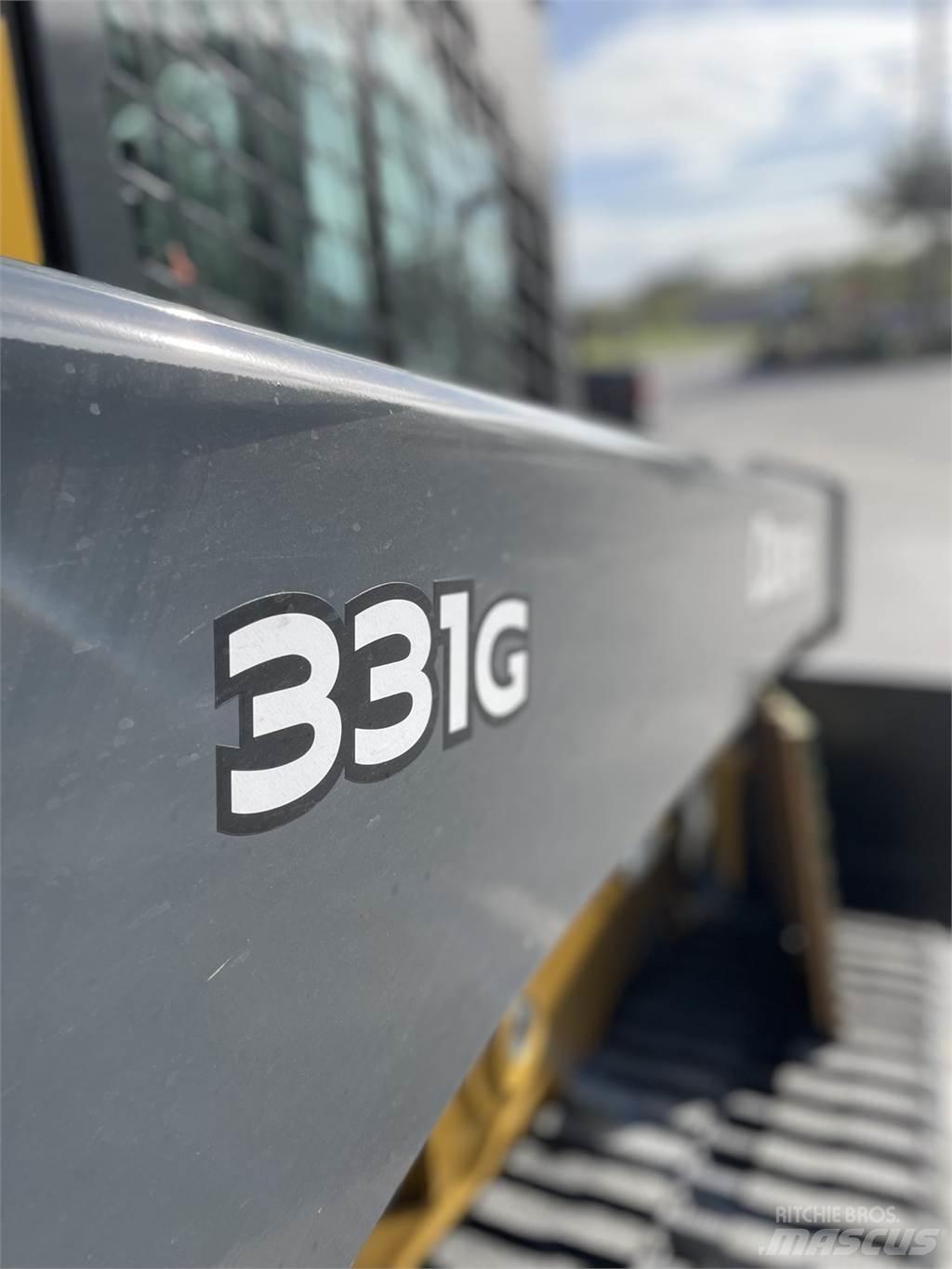 John Deere 331G Smykem řízené nakladače