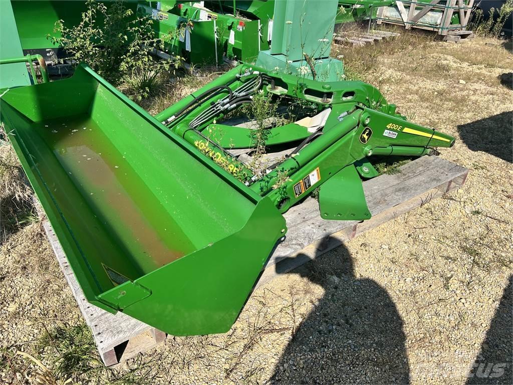 John Deere 400E Traktory