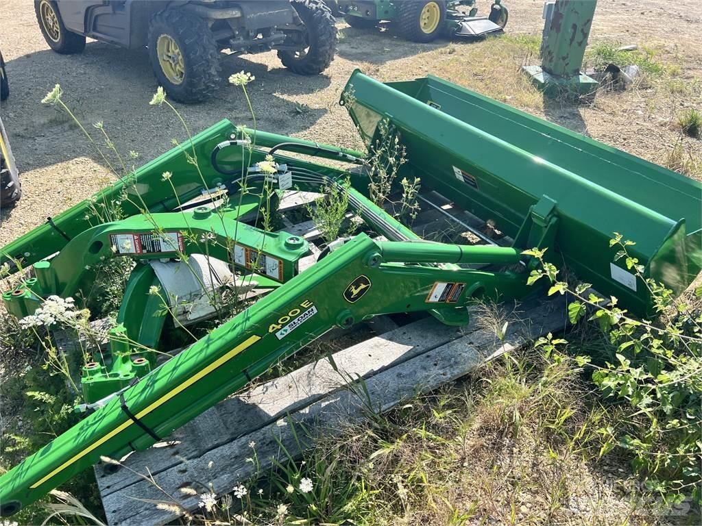 John Deere 400E Traktory