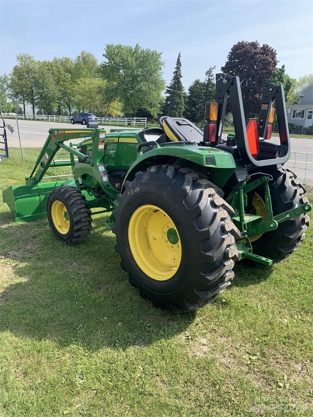 John Deere 4044M Traktory