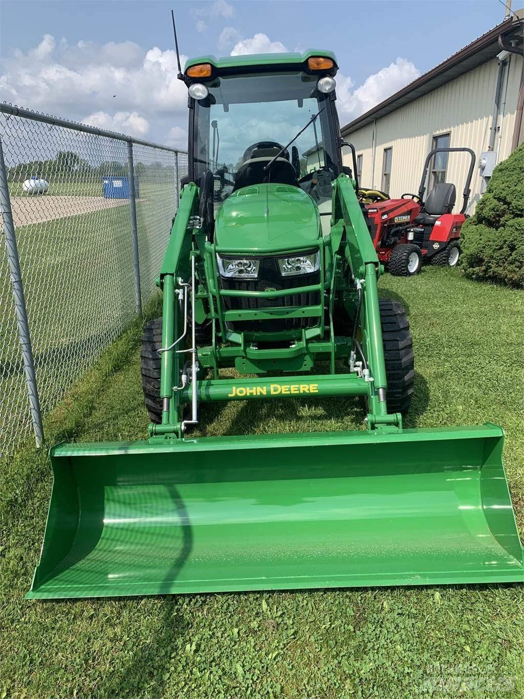 John Deere 4044R Traktory