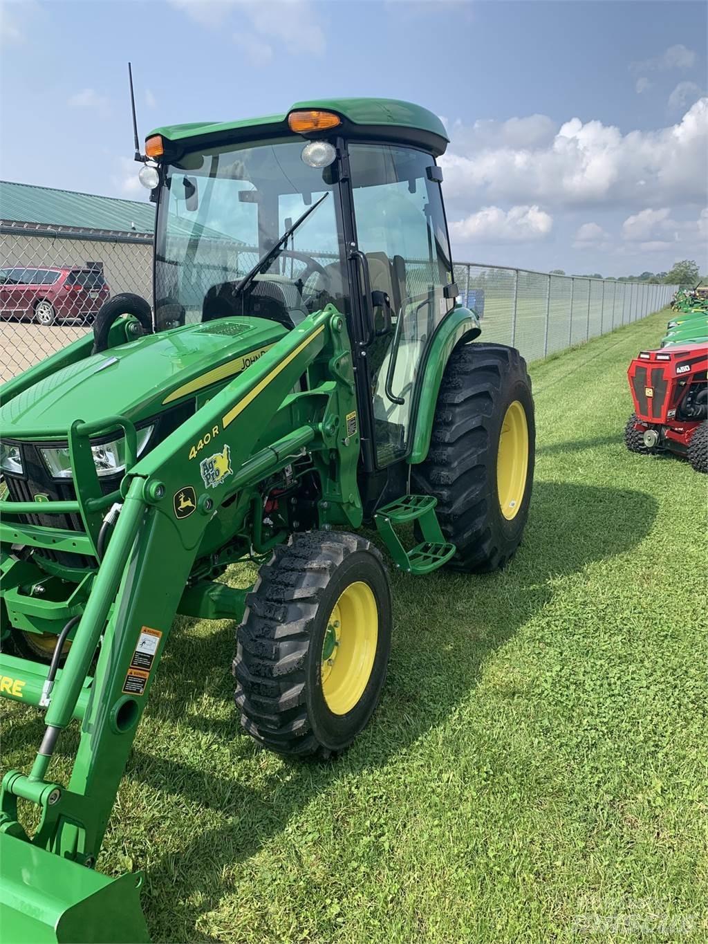 John Deere 4044R Traktory
