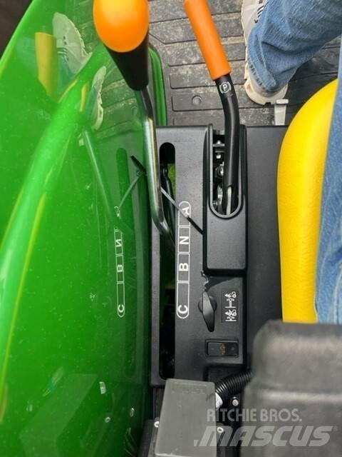 John Deere 4044R Traktory
