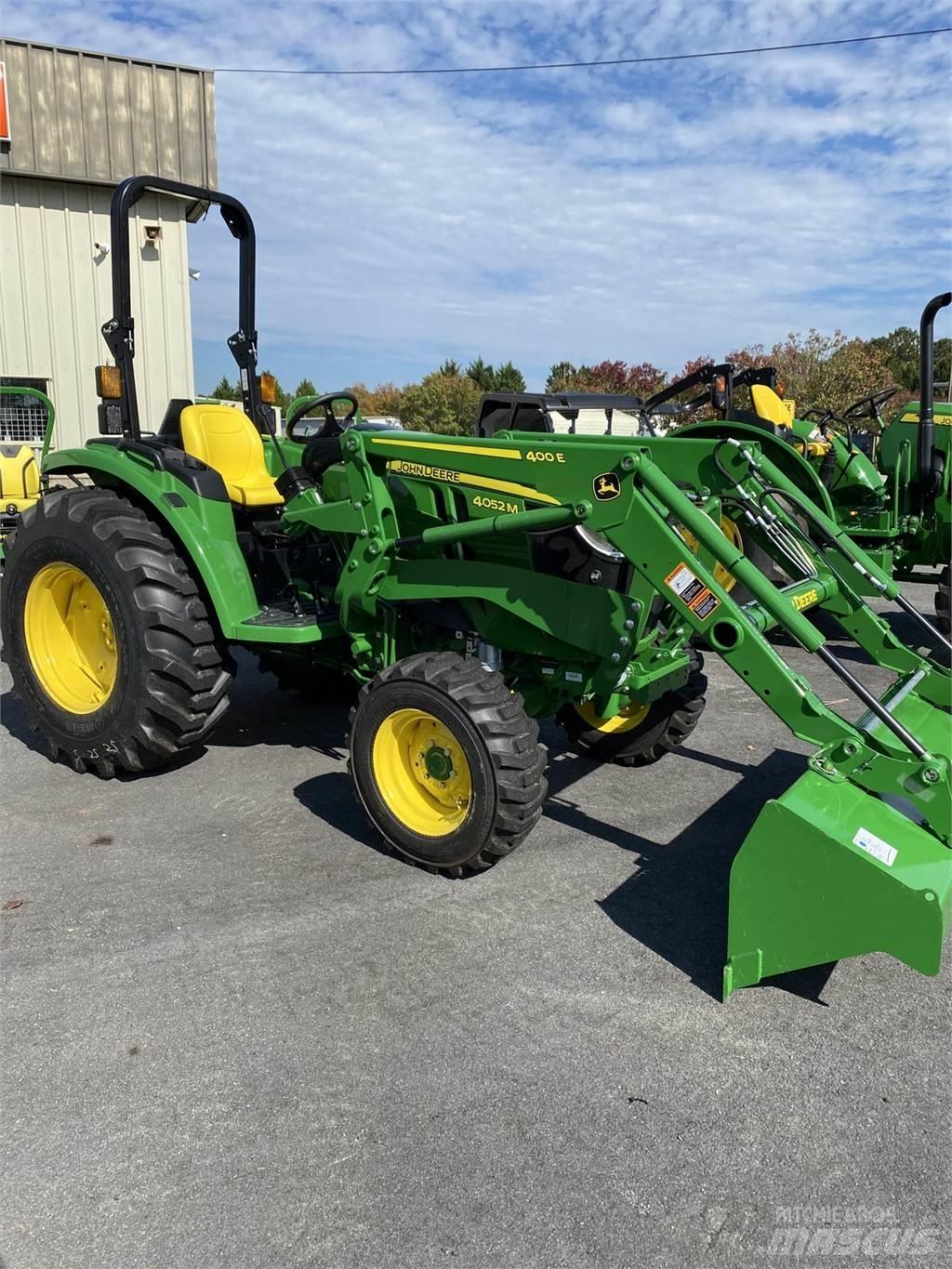 John Deere 4052M Traktory