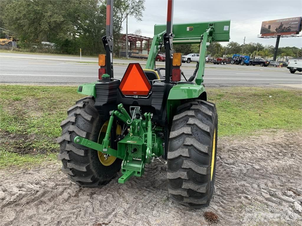 John Deere 4066M Traktory