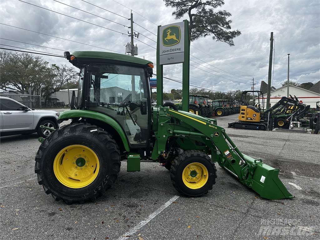 John Deere 4066R Traktory