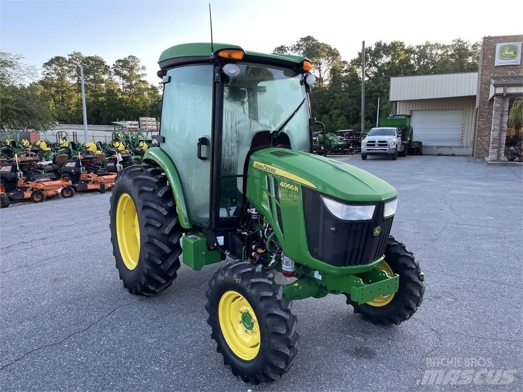 John Deere 4066R Traktory