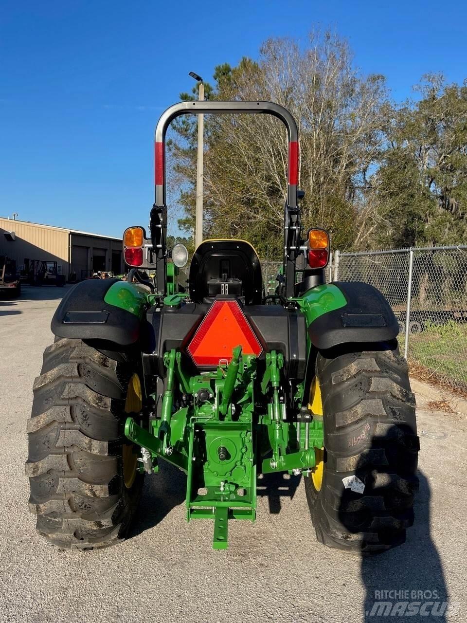 John Deere 5045E Traktory