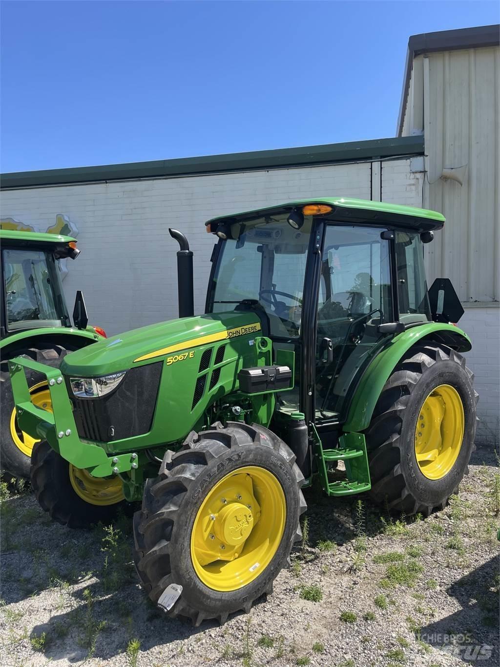 John Deere 5067E Traktory