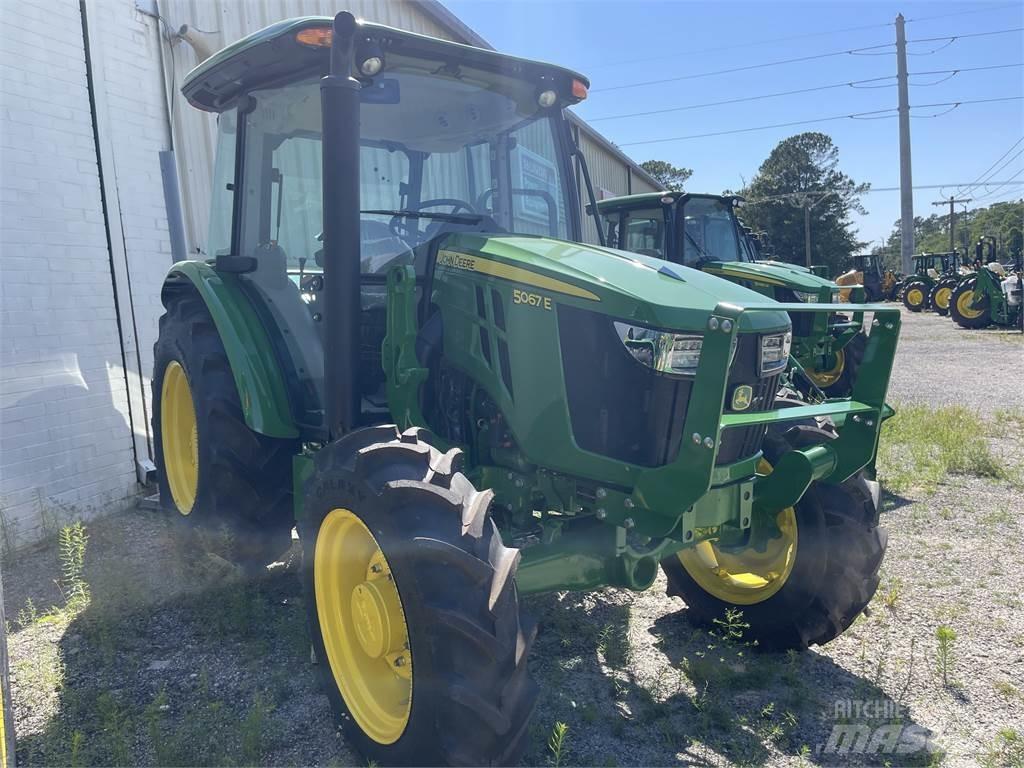 John Deere 5067E Traktory