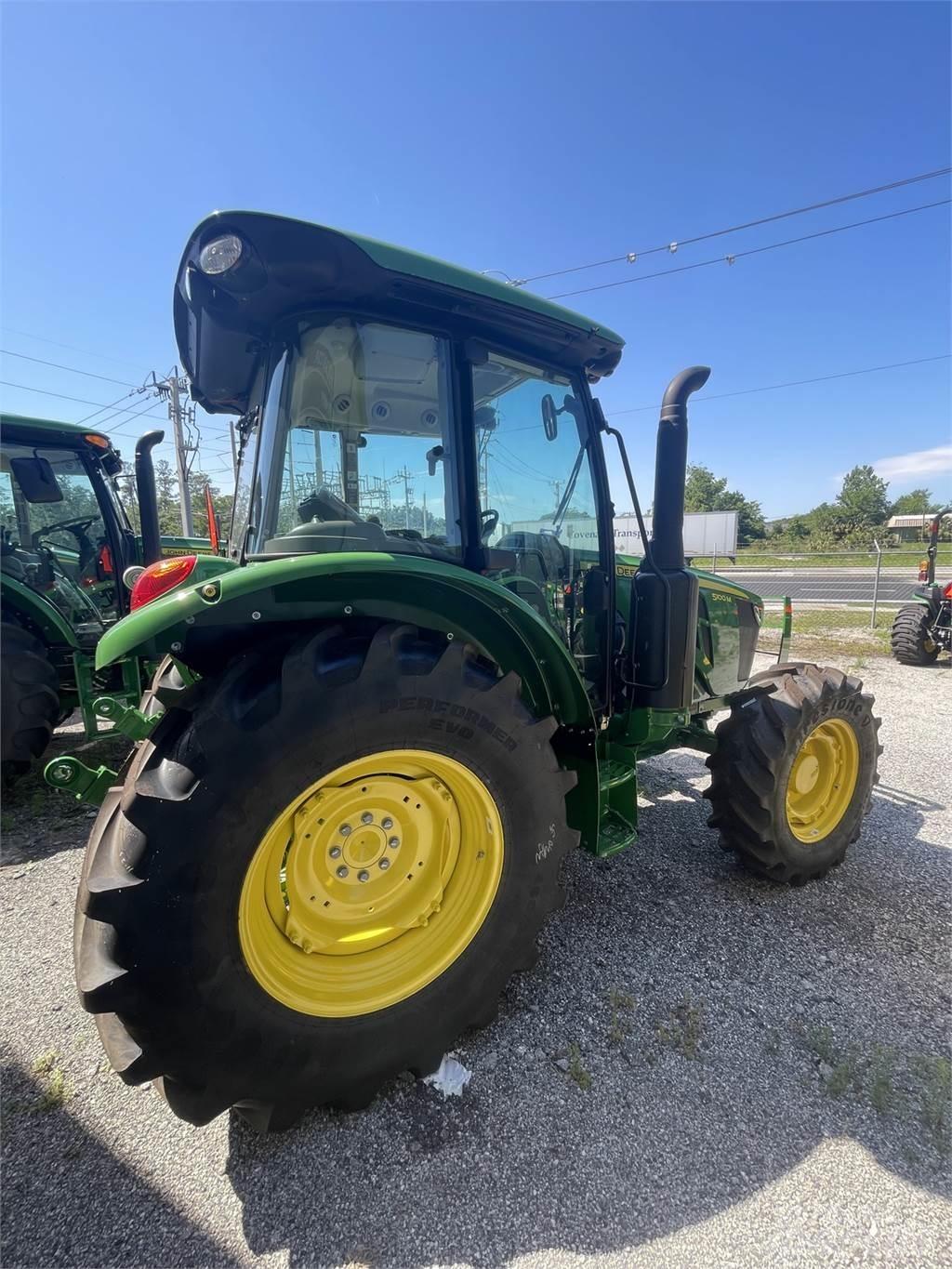 John Deere 5105M Traktory