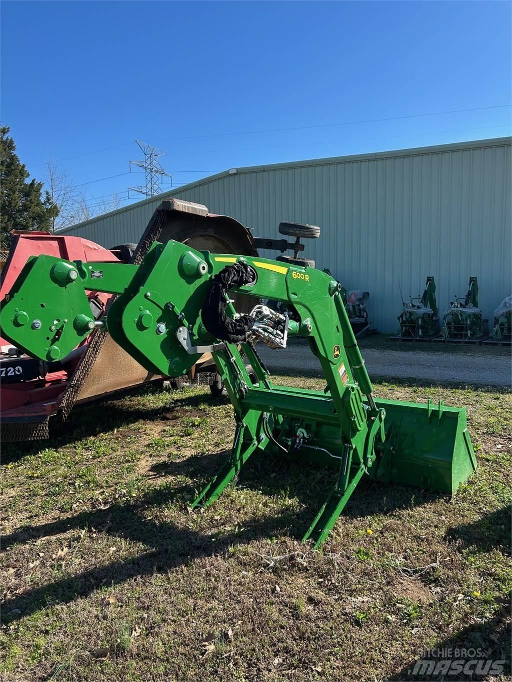John Deere 600R Traktory