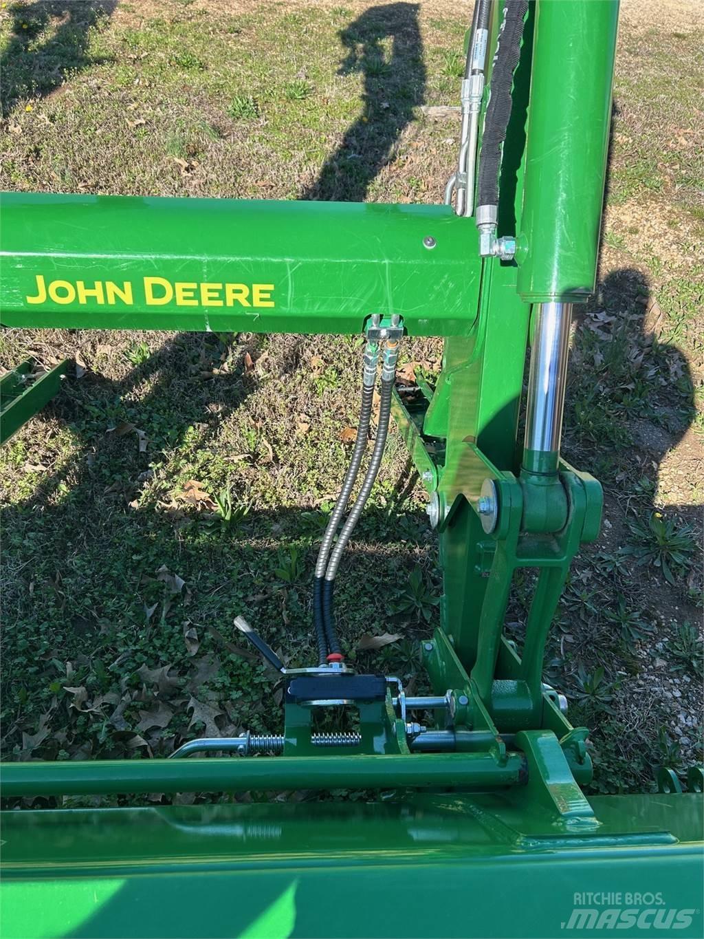 John Deere 600R Traktory