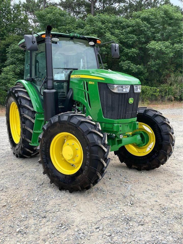 John Deere 6120E Traktory