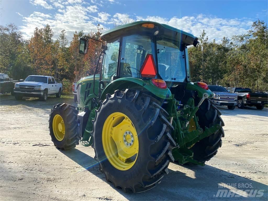 John Deere 6135E Traktory