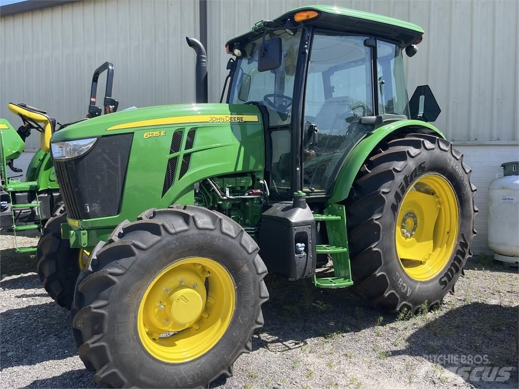 John Deere 6135E Traktory