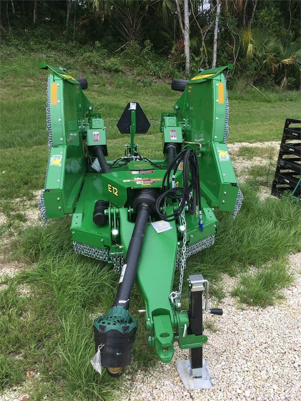 John Deere FC12E Drtiče a řezače balíků